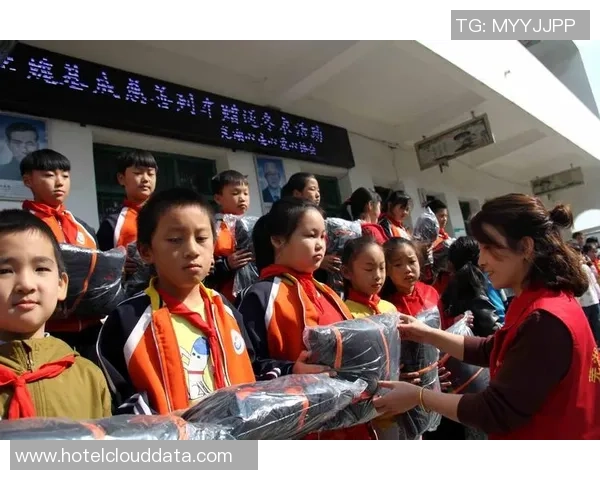 足球球星用爱心传递温暖 用行动关爱社会弱势群体 足球球星用爱心传递温暖 用行动关爱社会弱势群体