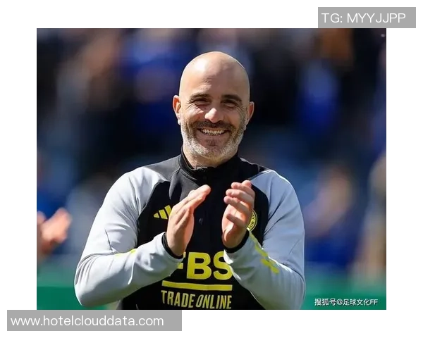 足球球星西装亮相尽显绅士风度展现赛场外独特魅力